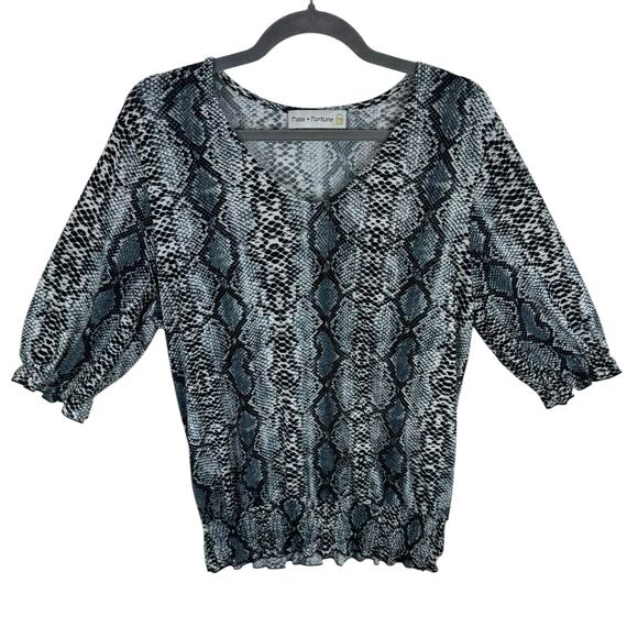 Fate & Fortune Black Gray Snakeskin Print 3/4 Sleeve V-Neck Blouse Size L - Picture 1 of 5